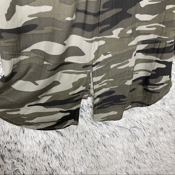 Style Envy Camo Quarter Sleeve Button Up Blouse - Picture 5 of 8